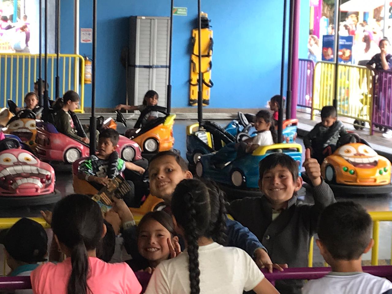 Los niños del barrio Los Puentes visitaron Mundo Aventura